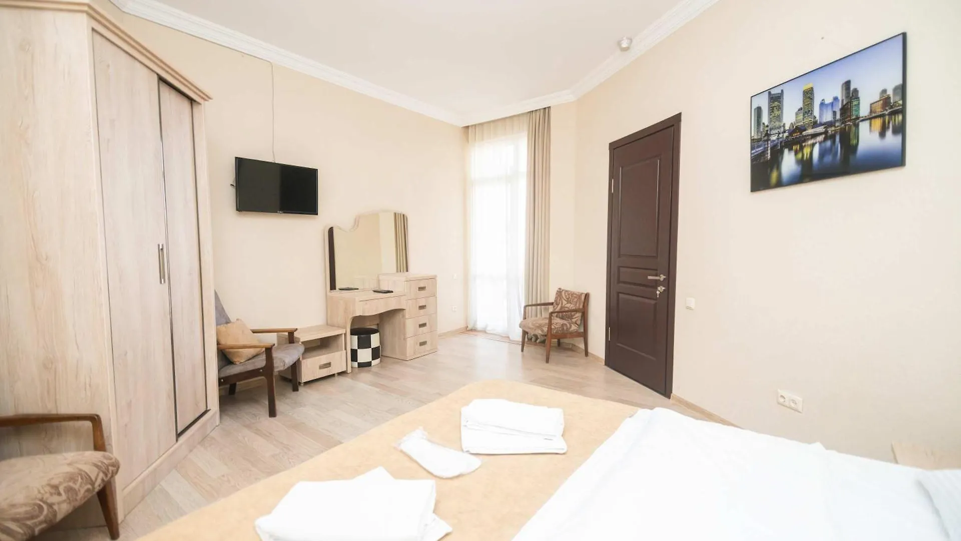 Batumi Apartment Chic City Getaway - By Wehost جورجيا